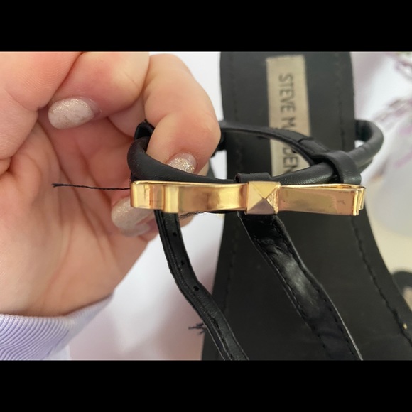 Black Steve Madden sandals with gold bow - Picture 2 of 3